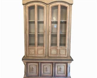 Lot 002
Vintage Thomasvile China Cabinet