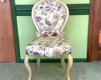 Lot 039
Vintage Reproduction Carved Louis XV Chair