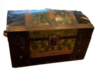 Lot 073
Antique Hump Back Steamer Trunk
