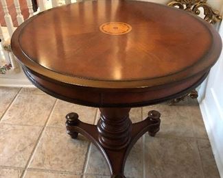 ROUND ENTRY TABLE 29.5" H X 30" ROUND