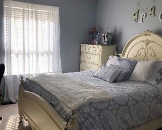 QUEEN SIZE BEDROOM SET/ JESSICA McClintock