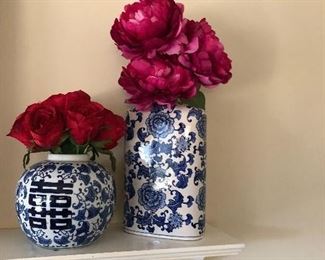 BLUE/WHITE PATTERN VASE DECOR