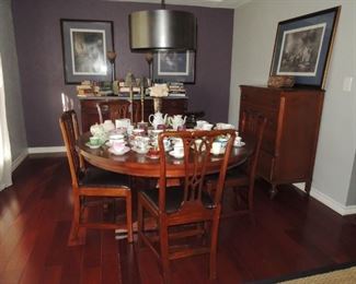 Vintage style (new) round dining table with leaf and 4 chairs