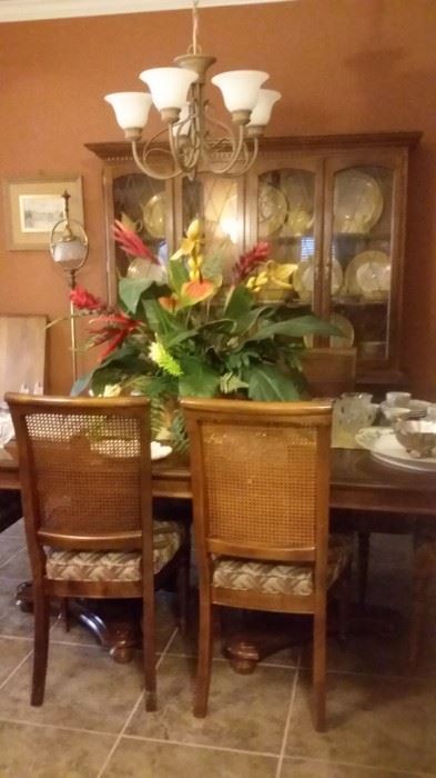 ETHAN ALLEN DINING TABLE with 2 LEAVES and 8 CHAIRS