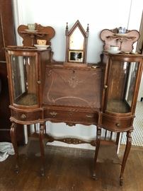 Ladys Desk With Bowed Glass. 