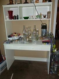 White desk w/hutch