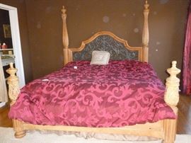 Kingsize 4-Poster Bed 2/Decorative Metal Insert