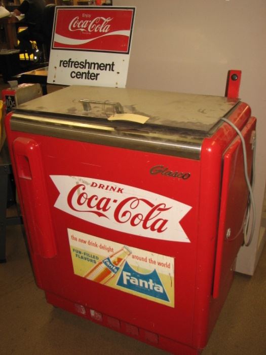  Vintage Coca-Cola vending machine 