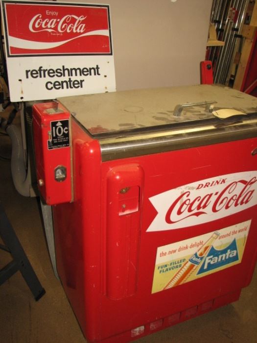  Vintage Coca-Cola vending machine $.10 