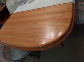 OAK TABLE WITH LEAVES AND 6 CHAIRS ON WHEELS - CAPTIAN CHAIRS HAVE OAK ARMS