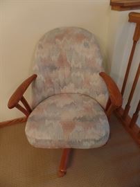 OAK TABLE WITH LEAVES AND 6 CHAIRS ON WHEELS - CAPTIAN CHAIRS HAVE OAK ARMS