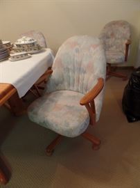 OAK TABLE WITH LEAVES AND 6 CHAIRS ON WHEELS - CAPTIAN CHAIRS HAVE OAK ARMS
