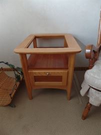 MAPLE END TABLE WITH DRAWER
