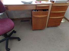 DESK / PULL OUT STORAGE ON WHEELS / FILE CABINET