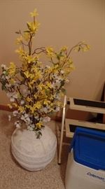 LARGE VASE / FLORAL SPRAYS