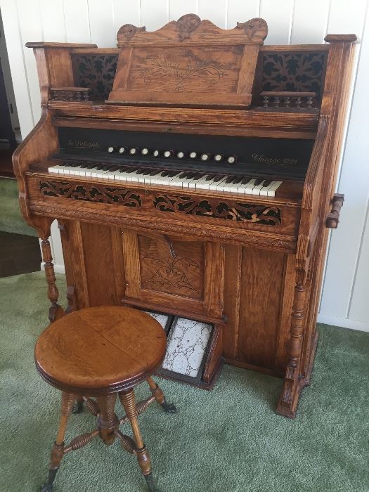 Fantastic Lakeside pump organ in working condition!