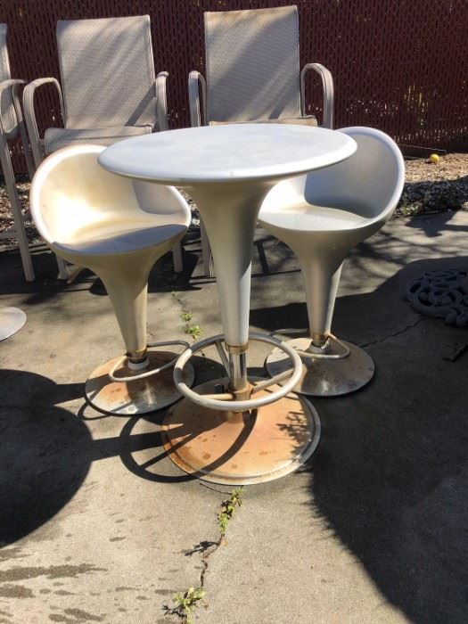 Round Pub Table with stools