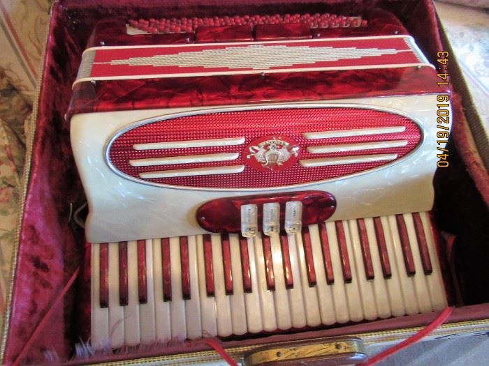 ACCORDIAN WITH CASE