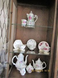 TEA SETS, TEA CUPS AND SAUCERS