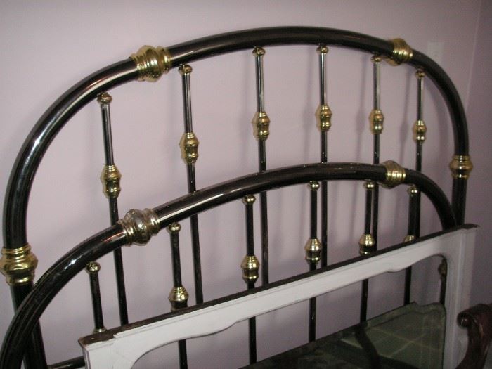 Brass bed - no rails