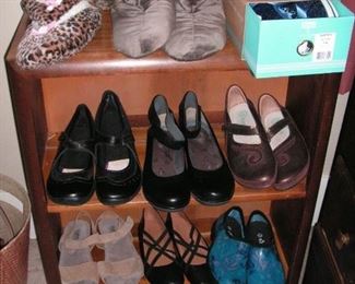 Many shoes, size 9 