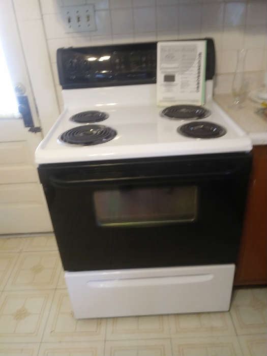 LIKE NEW self cleaning Frigidaire Electric Oven/Range/Stove
