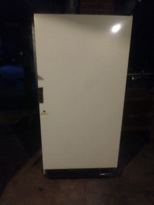 Sears Kenmore 20 cu ft. upright freezer with lock & key