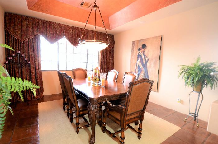 Gorgeous dining room table and chairs in outstanding condition. Leather chairs.