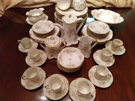 64-piece set of Warwick china, made in California. Warwick china was made in Wheeling, West Virginia, in a pottery factory, active from 1887 to 1951.
