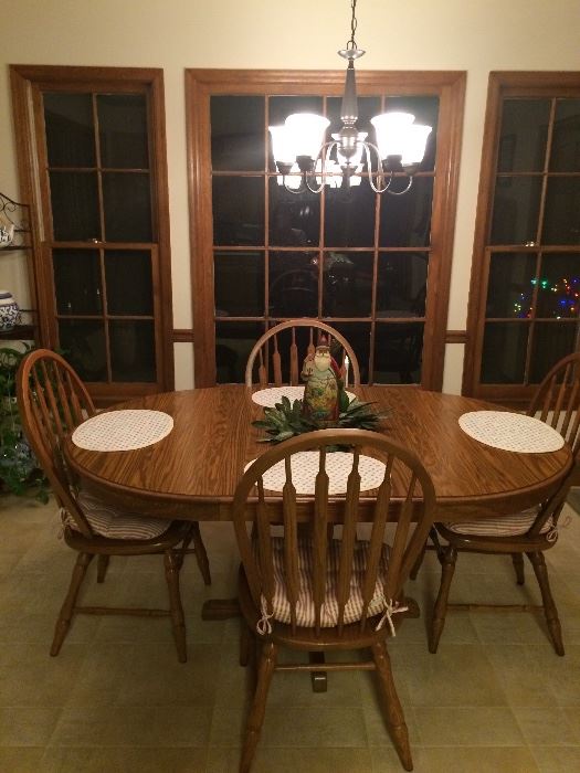 Oak round dining table w/2 leaves.