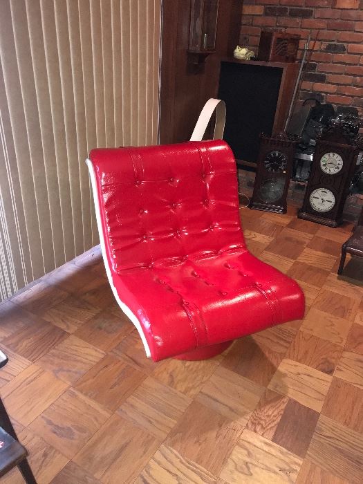 MID CENTURY MODERN RED VINYL LOUNGE CHAIR