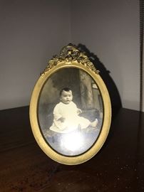 EARLY 1900'S CHILD ANTIQUE BUBBLE GLASS PORTRAIT IN ORNATE FRAME 