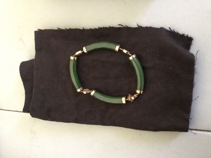 Green jade bracelet on 14kt gold clasp