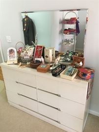 Matching Dresser w/Mirror!