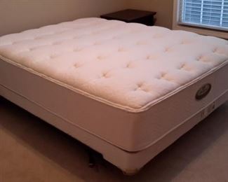 Queen Simmons Beautyrest, World Class mattress approx 16inch deep and box springs.