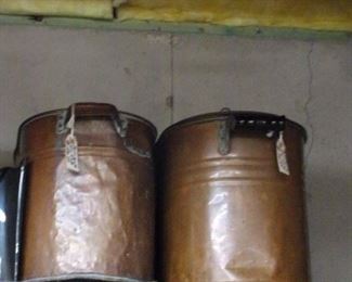 Copper pots, one with lid.