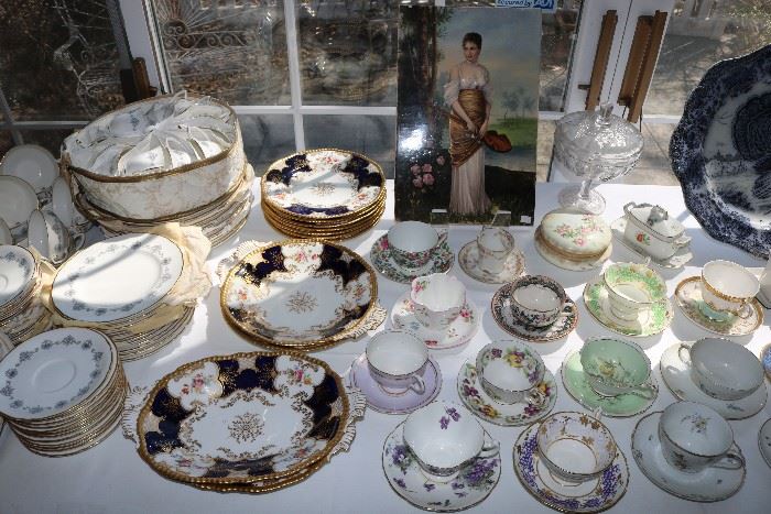 Staffordshire, Koshida, Bailey Banks & Biddle, Royal Worcester, Val St. Lambert, Baccarat, KPM, Haviland Limoges, Steuben, Coalport, Spode, Royal Doulton, Wedgwood, Mikasa, Roseville.