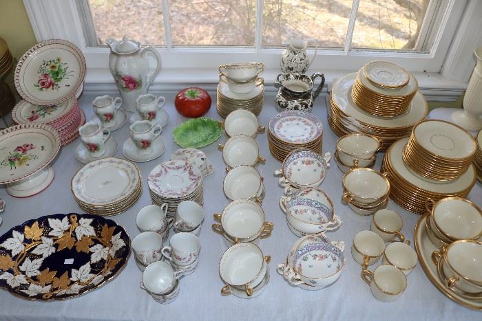 Staffordshire, Koshida, Bailey Banks & Biddle, Royal Worcester, Val St. Lambert, Baccarat, KPM, Haviland Limoges, Steuben, Coalport, Spode, Royal Doulton, Wedgwood, Mikasa, Roseville.