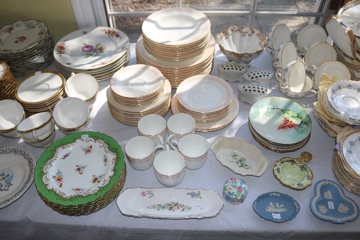 Staffordshire, Koshida, Bailey Banks & Biddle, Royal Worcester, Val St. Lambert, Baccarat, KPM, Haviland Limoges, Steuben, Coalport, Spode, Royal Doulton, Wedgwood, Mikasa, Roseville.