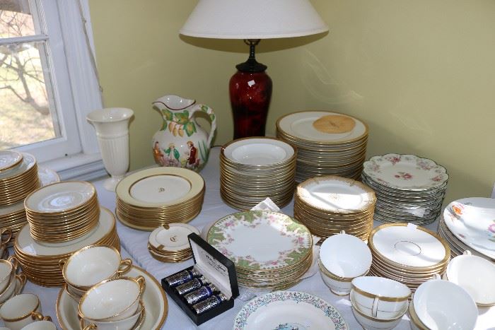 Staffordshire, Koshida, Bailey Banks & Biddle, Royal Worcester, Val St. Lambert, Baccarat, KPM, Haviland Limoges, Steuben, Coalport, Spode, Royal Doulton, Wedgwood, Mikasa, Roseville.