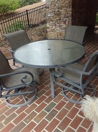 Umbrella table assad fourswivel arm chairs