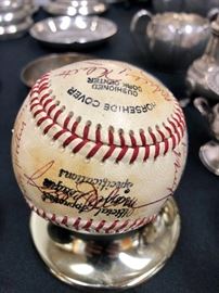 1978 Yankees signed baseball: Yogi Berra signed twice, Reggie Jackson, George Steinbrenner, Billy Marten, Thurmond Munson, Catfish Hunter and many more!
