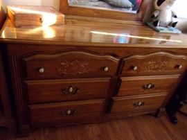 6 drawer dresser and mirror in excellent condition.