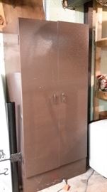 Vintage metal cabinet (2)