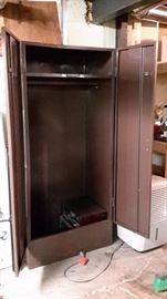 Vintage metal cabinet (2)