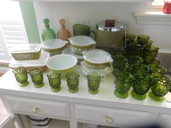 Lots of vintage glassware