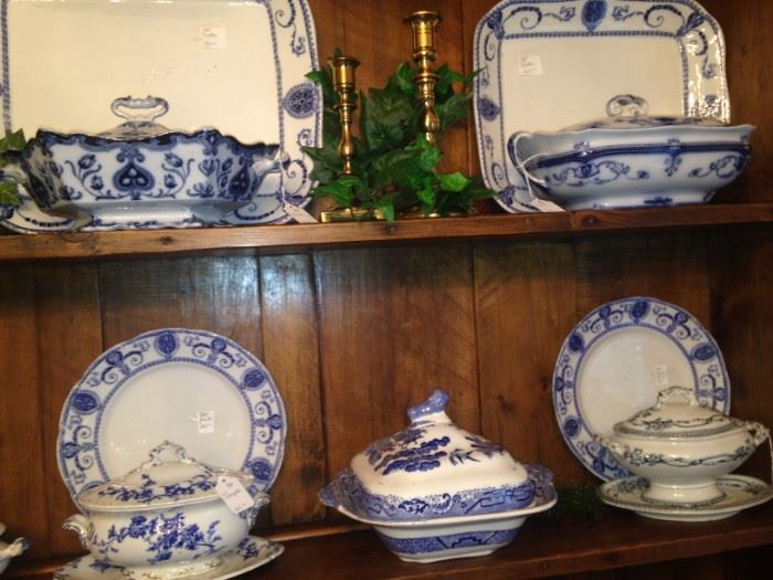 Such a great selection of blue & white porcelains