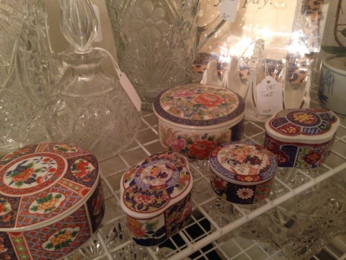 Lidded porcelain boxes
