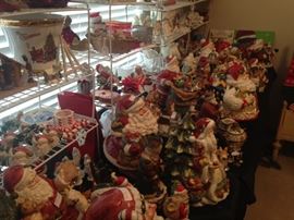 Mannnnnnny more Santas