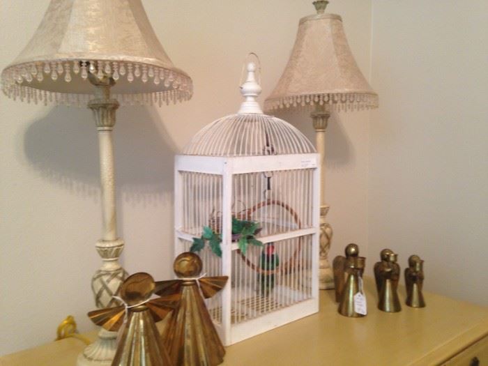 Pair of feminine lamps; bird cage; brass angels